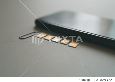 SIMカード5枚とSIMピンとスマホ 101029372