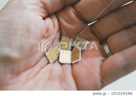 男性の手に乗せた複数のSIMカード 男性の手に乗せた複数のSIMカード 101029386