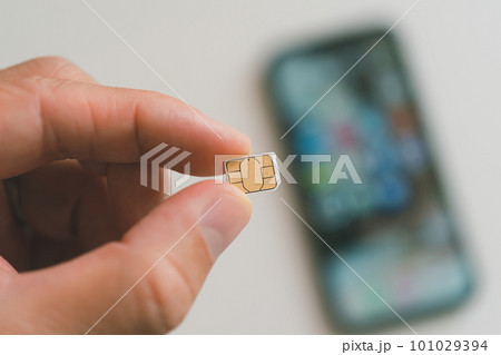 SIMカードとスマホ 101029394