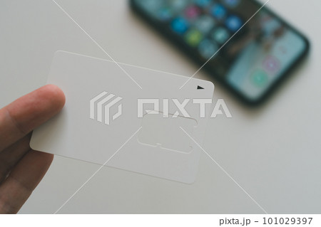 SIMカード台紙とスマホ SIMカード台紙とスマホ 101029397