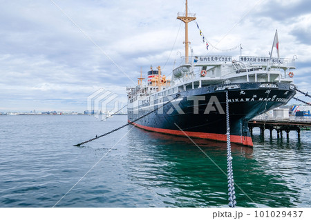 神奈川県横浜市山下公園に停泊している氷川丸 神奈川県横浜市山下公園に停泊している氷川丸 101029437
