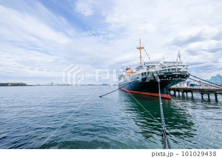 神奈川県横浜市山下公園に停泊している氷川丸 神奈川県横浜市山下公園に停泊している氷川丸 101029438