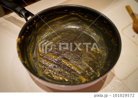カレーがこびりついたフライパン 101029572