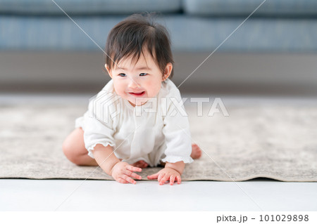赤ちゃん　ハイハイ　お座り　笑顔 101029898