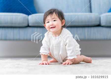 赤ちゃん　ハイハイ　お座り　笑顔 101029915