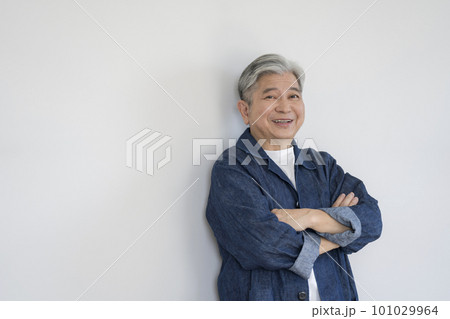 腕組みをする笑顔の60代の男性 101029964