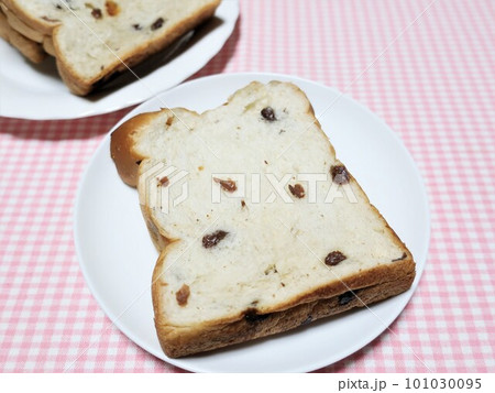 スライスしたレーズン食パン 101030095