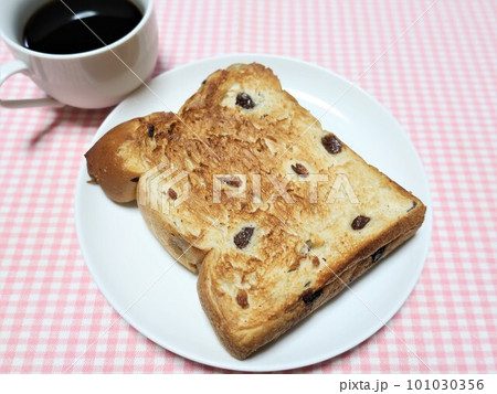 トーストしたレーズン食パンと珈琲 101030356