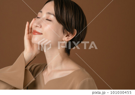 肌の潤いを実感する女性　ビューティー 101030455