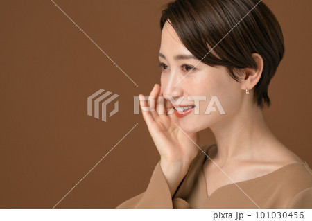肌の潤いを実感する女性　ビューティー 101030456