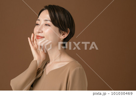 肌の潤いを実感する女性　ビューティー 101030469