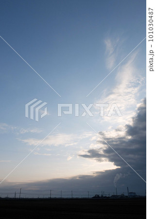 朝の光と雲と大空 101030487