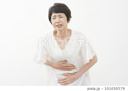 腹痛がする中年女性 白背景 腹痛がする中年女性 白背景 101030579