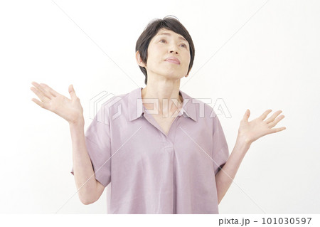 お手上げの中年女性 白背景 お手上げの中年女性 白背景 101030597