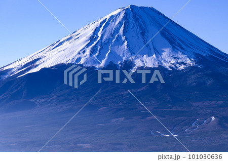 （山梨県）御坂山地・王岳～鬼ヶ岳稜線上から見る富士山の絶景 101030636
