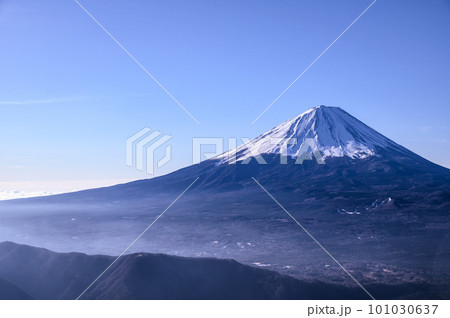 （山梨県）御坂山地・王岳～鬼ヶ岳稜線上から見る富士山の絶景 101030637
