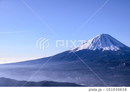 (山梨県)御坂山地・王岳~鬼ヶ岳稜線上から見る富士山の絶景 (山梨県)御坂山地・王岳~鬼ヶ岳稜線上から見る富士山の絶景 101030638