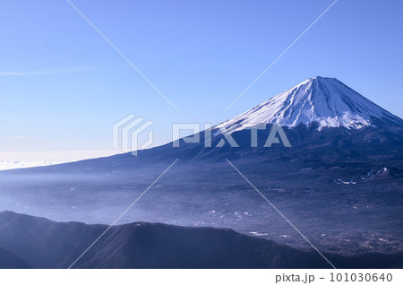 （山梨県）御坂山地・王岳～鬼ヶ岳稜線上から見る富士山の絶景 101030640