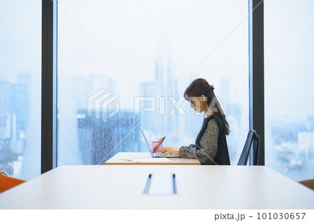 パソコンに向かって仕事をする女性 101030657