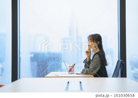 考える女性 101030658