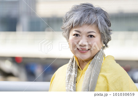 カメラ目線で笑顔の60代の女性　ポートレート  101030659