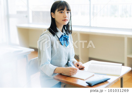 授業を受ける女子高生 101031269