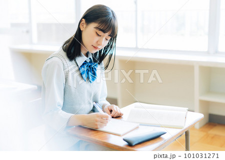 授業を受ける女子高生 101031271