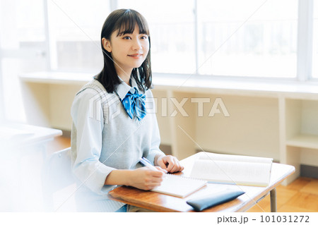 授業を受ける女子高生 101031272