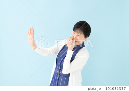 悪臭に悩む女性 悪臭に悩む女性 101031337