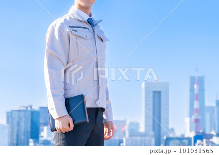 爽やかな晴天の日に屋外にいるエンジニア　顔無し 101031565