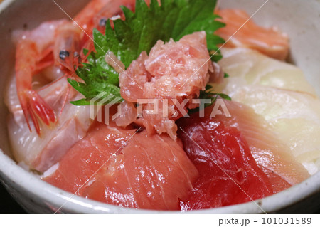脂がのった刺身がてんこ盛りの海鮮丼 脂がのった刺身がてんこ盛りの海鮮丼 101031589