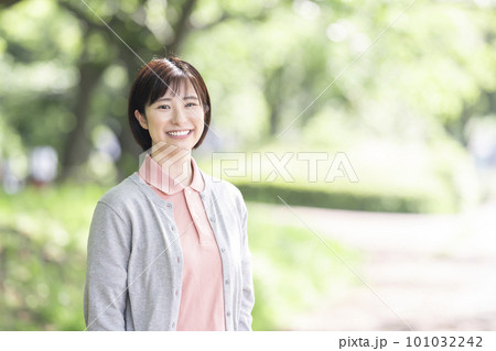 若い女性介護士 101032242