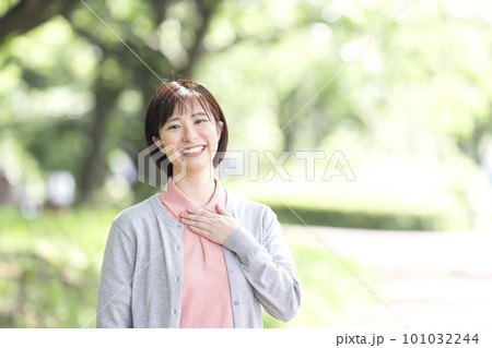 若い女性介護士 若い女性介護士 101032244