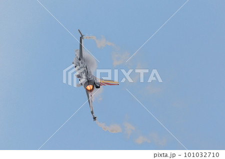 ベルギー空軍F-16ディスプレイチーム上昇 ベルギー空軍F-16ディスプレイチーム上昇 101032710
