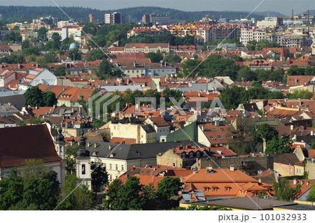 リトアニア 十字架の丘から見たヴィリニウス歴史地区 101032933