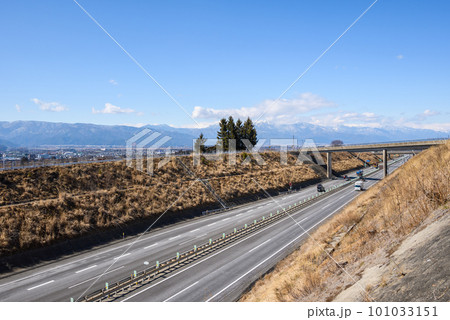長野自動車道と北アルプス【塩尻市】 101033151