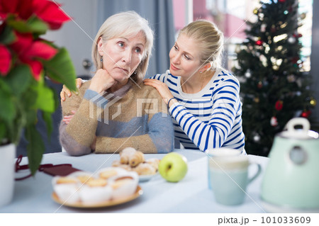 Adult daughter asks for forgiveness from elderly mother after quarrel 101033609