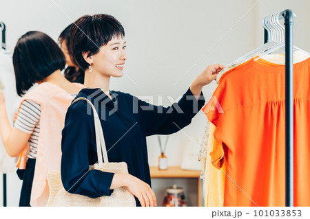 買い物する若い女性 買い物する若い女性 101033853