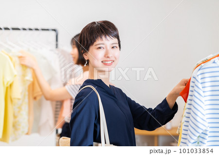 買い物する若い女性 買い物する若い女性 101033854
