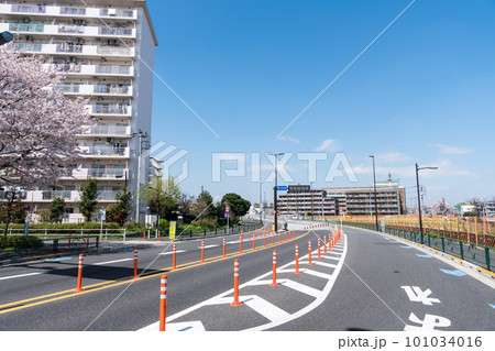 調布都市計画道路3・4・7号喜多見国領線　春の青空　東京都調布市国領町 101034016