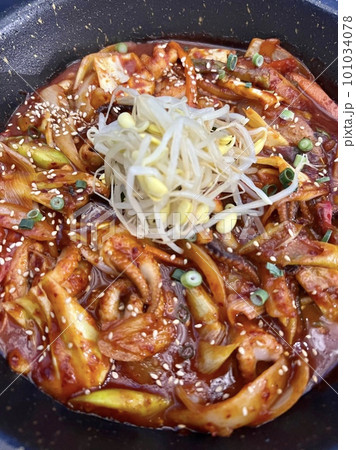 韓国料理 美味しい鉄板焼きチュクミ炒め 韓国料理 美味しい鉄板焼きチュクミ炒め 101034078