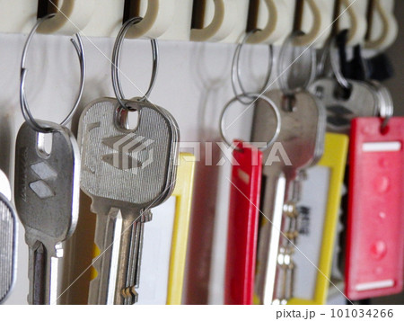 キーボックスにぶら下げられた鍵束 101034266