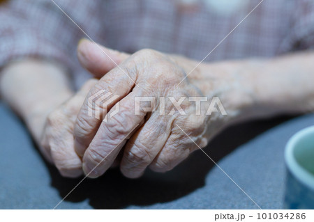 80歳代のおばあちゃんの手とシワ加減 80歳代のおばあちゃんの手とシワ加減 101034286
