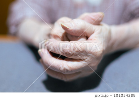 80歳代のおばあちゃんの手とシワ加減 80歳代のおばあちゃんの手とシワ加減 101034289