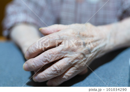 80歳代のおばあちゃんの手とシワ加減 80歳代のおばあちゃんの手とシワ加減 101034290
