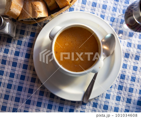 Thick tomato soup 101034608