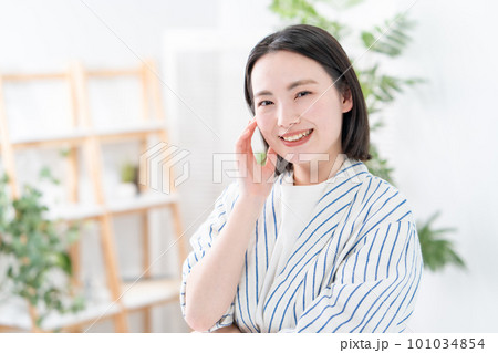女性 美容 うるおい 笑顔 女性 美容 うるおい 笑顔 101034854