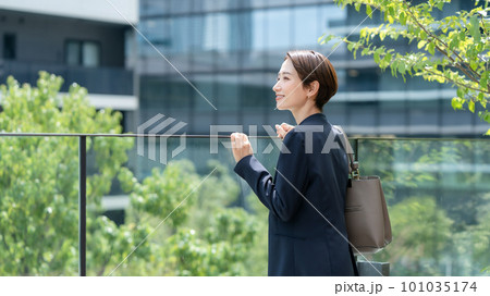 ビジネス 女性 都会 ビジネス 女性 都会 101035174