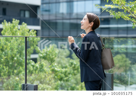 ビジネス 女性 都会 ビジネス 女性 都会 101035175
