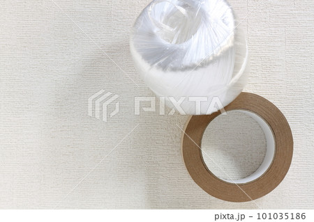 ガムテープと荷造り用のビニールひも 101035186